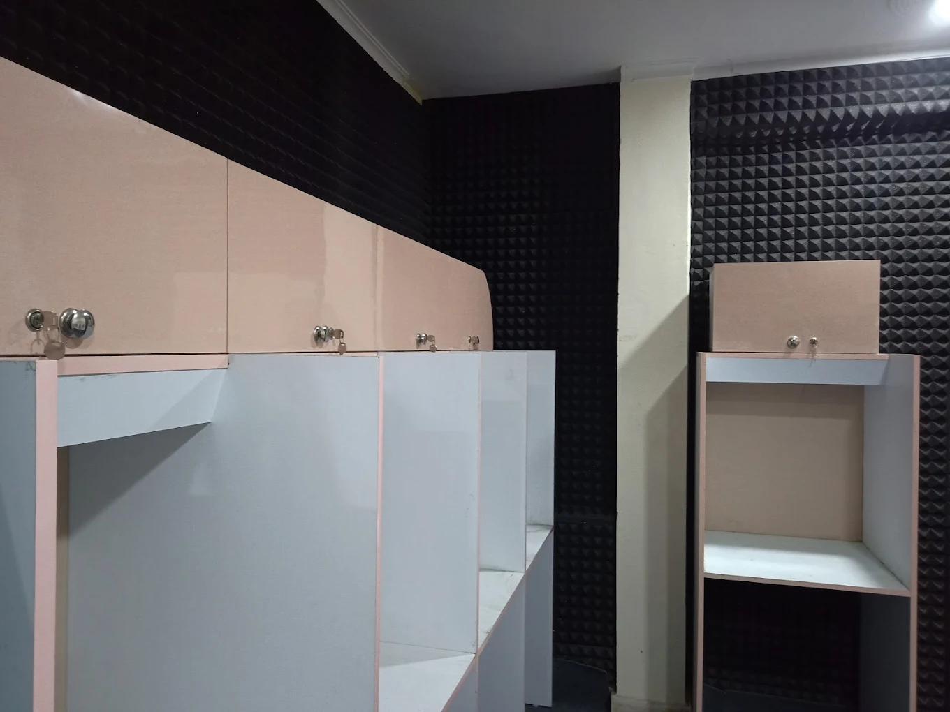 Noise-canceling foam walls